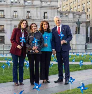 4.000 remolinos azules en la Plaza de la Ciudadanía llaman a escuchar a los niños para prevenir el maltrato infantil