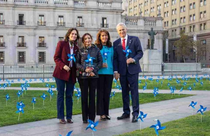4.000 remolinos azules en la Plaza de la Ciudadanía llaman a escuchar a los niños para prevenir el maltrato infantil