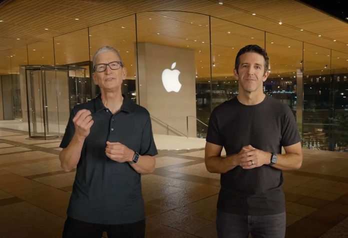 Apple anuncia histórico cambio de liderazgo: Tim Cook deja el cargo de CEO y será Executive Chairman, y John Ternus asumirá como CEO en Septiembre