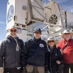 Los visitantes de Cornell utilizan oxígeno continuo debido a la gran altitud en el Telescopio Submilimétrico Fred Young. De izquierda a derecha: Peter John Loewen, decano de la Facultad de Artes y Ciencias; Fred Young '64, M.Eng '66, MBA '66; Martha Haynes, profesora emérita de astronomía; y el presidente Michael I. Kotlikoff.