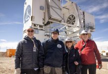Los visitantes de Cornell utilizan oxígeno continuo debido a la gran altitud en el Telescopio Submilimétrico Fred Young. De izquierda a derecha: Peter John Loewen, decano de la Facultad de Artes y Ciencias; Fred Young '64, M.Eng '66, MBA '66; Martha Haynes, profesora emérita de astronomía; y el presidente Michael I. Kotlikoff.