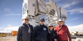 Los visitantes de Cornell utilizan oxígeno continuo debido a la gran altitud en el Telescopio Submilimétrico Fred Young. De izquierda a derecha: Peter John Loewen, decano de la Facultad de Artes y Ciencias; Fred Young '64, M.Eng '66, MBA '66; Martha Haynes, profesora emérita de astronomía; y el presidente Michael I. Kotlikoff.
