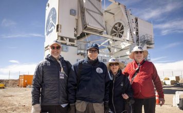 Reportaje | Un nuevo y potente telescopio en la cumbre chilena abre una ventana al universo Los visitantes de Cornell utilizan oxígeno continuo debido a la gran altitud en el Telescopio Submilimétrico Fred Young. De izquierda a derecha: Peter John Loewen, decano de la Facultad de Artes y Ciencias; Fred Young '64, M.Eng '66, MBA '66; Martha Haynes, profesora emérita de astronomía; y el presidente Michael I. Kotlikoff.