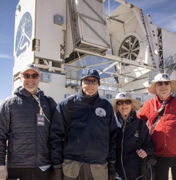 Los visitantes de Cornell utilizan oxígeno continuo debido a la gran altitud en el Telescopio Submilimétrico Fred Young. De izquierda a derecha: Peter John Loewen, decano de la Facultad de Artes y Ciencias; Fred Young '64, M.Eng '66, MBA '66; Martha Haynes, profesora emérita de astronomía; y el presidente Michael I. Kotlikoff.