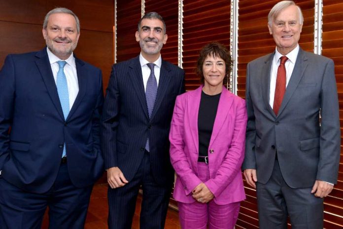 Directores de empresas aterrizan impacto de la nueva geopolítica en seminario de Forvis Mazars y el CGCUC