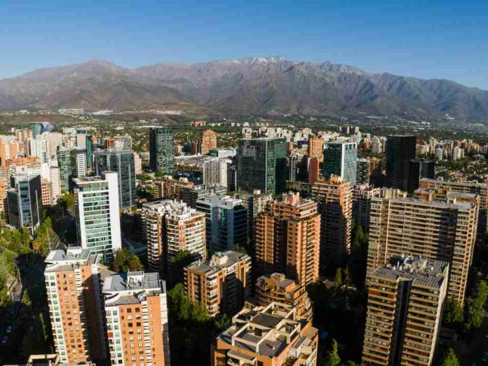 Eliminación de contribuciones a la primera vivienda en adultos mayores reduciría hasta $33 mil millones la recaudación habitacional