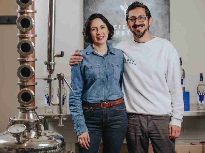 Emprendedora valdiviana impulsa destilería premiada y abre oportunidades globales
