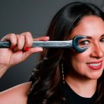 La guía definitiva de ‘La Cristi Mecánica’ para gastar menos bencina: ‘Hay que revisar qué está pasando bajo el capó’