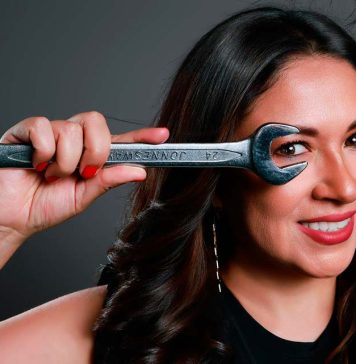 La guía definitiva de ‘La Cristi Mecánica’ para gastar menos bencina: ‘Hay que revisar qué está pasando bajo el capó’ La guía definitiva de ‘La Cristi Mecánica’ para gastar menos bencina: ‘Hay que revisar qué está pasando bajo el capó’