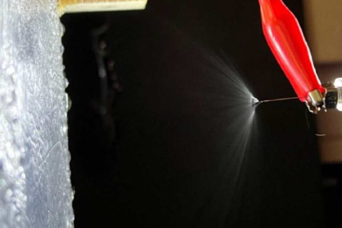 La refrigeración por electrospray puede mejorar el rendimiento de los paneles fotovoltaicos con un consumo mínimo de agua