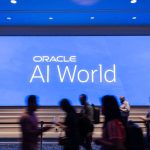 Oracle AI Database eleva el estándar de disponibilidad y seguridad para cargas de trabajo de misión crítica Oracle AI Database ofrece disponibilidad de nivel Platinum para cargas de trabajo de misión crítica, introduce disponibilidad de nivel Diamond para cargas ultra críticas y ayuda a abordar nuevos desafíos de seguridad derivados de la inteligencia artificial y la computación cuántica. Oracle AI World Tour, abril de 2026 — Oracle anunció una serie integral de mejoras para Oracle AI Database. Estas mejoras ayudan a los clientes a alcanzar niveles extremos de disponibilidad y seguridad para todas las aplicaciones de base de datos, así como disponibilidad continua al nivel de bolsas de valores para sus cargas de trabajo más críticas, sin necesidad de realizar cambios en las aplicaciones ni contar con una amplia experiencia técnica interna. “Oracle Database actualmente impulsa a más del 90% de las empresas más grandes del mundo, así como a decenas de miles de empresas más pequeñas, todas las cuales requieren disponibilidad ultra alta y alto rendimiento para sus cargas de trabajo críticas”, afirmó Juan Loaiza, vicepresidente ejecutivo de Oracle AI Database Technologies en Oracle. “Oracle AI Database 26ai en Exadata ahora ofrece disponibilidad de nivel Platinum con tiempos de conmutación por error ante desastres generalmente inferiores a 30 segundos, incluso para clústeres multinodo de alto rendimiento. Esto es hasta 4 veces más rápido que Oracle Database 19c sin requerir cambios en las aplicaciones ni comprometer el rendimiento. Para las aplicaciones más exigentes, Oracle Distributed AI Database y Oracle GoldenGate pueden ofrecer disponibilidad de nivel Diamond con conmutación por error generalmente inferior a tres segundos. También hemos introducido nuevas capacidades de seguridad para abordar riesgos emergentes derivados de la computación cuántica y las filtraciones de datos impulsadas por IA.” La disponibilidad de nivel Gold de Oracle Database está ampliamente implementada por la mayoría de las grandes empresas y gobiernos del mundo. Utiliza Oracle Real Application Clusters para escalar aplicaciones de forma transparente en múltiples computadoras y proteger contra fallas individuales. También utiliza Oracle Active Data Guard para proteger contra desastres, fallas de sitio y fallas de datos. Este nivel Gold logra tiempos de conmutación por error de segundos para aplicaciones de una sola computadora y de pocos minutos para clústeres multinodo de alto rendimiento. Los clientes con disponibilidad de nivel Gold pueden actualizarse a nivel Platinum, con tiempos de conmutación por error generalmente inferiores a 30 segundos, incluso en escenarios entre regiones para clústeres de muy alto rendimiento. El nivel Platinum no requiere cambios en las aplicaciones y está disponible para cualquier carga de trabajo en las principales nubes y en entornos on-premises. Se ofrece sin costo adicional mediante la actualización del software de Oracle Database y Exadata. Oracle también introduce la disponibilidad de nivel Diamond para aplicaciones diseñadas para disponibilidad extrema que se ejecutan en la plataforma Exadata. Este nivel utiliza replicación lógica de bases de datos entre centros de datos o regiones para detectar fallas rápidamente y recuperarse de ellas, incluso en cargas críticas de alto rendimiento. Se implementa mediante clústeres distribuidos activo-activo utilizando Oracle GoldenGate o Oracle Globally Distributed AI Database. Con este nivel, incluso aplicaciones exigentes como el procesamiento de tarjetas de crédito en tiempo real pueden recuperarse de desastres tan rápidamente que los usuarios no perciben interrupciones. Logre disponibilidad de misión crítica con la arquitectura MAA de nivel Platinum La disponibilidad de nivel Platinum ahora está disponible para clientes que utilizan Oracle Active Data Guard y Oracle Real Application Clusters (RAC) en Oracle AI Database 26ai y Exadata, sin necesidad de cambios en las aplicaciones. Todas las aplicaciones pueden beneficiarse de estas capacidades de forma transparente. Entre las mejoras se incluyen: Oracle Data Guard Failover/Switchover: permite conmutaciones por error hasta 4 veces más rápidas, con tiempos típicos inferiores a 30 segundos Oracle Active Data Guard Remote Data Transfers: hasta 2 veces más rápido para datos no cifrados y hasta 9 veces más rápido para datos cifrados Oracle RAC Fast Restart Recovery: recuperación hasta 10 veces más rápida tras fallas Oracle Transparent Application Continuity: aplicaciones continúan sin interrupciones, con fallos de consulta 40% más rápidos y menor consumo de CPU Oracle True Cache: hasta 10 veces más rápido en consultas y 2 veces más en lecturas Oracle Zero Data Loss Autonomous Data Guard: protección sin pérdida de datos para bases autónomas Disponibilidad de nivel Diamond para entornos extremos El nivel Diamond permite lograr cero-pérdida de datos y tiempos de recuperación inferiores a tres segundos mediante: Arquitectura integrada con Oracle AI Database, Exadata, RAC y Data Guard Oracle GoldenGate 26ai: replicación activo-activo con recuperación en 0 a 3 segundos Oracle Globally Distributed AI Database: recuperación automática sin pérdida de datos incluso entre regiones Nuevas capacidades de seguridad Oracle AI Database 26ai incorpora nuevas funciones para enfrentar amenazas emergentes: Oracle Deep Data Security: control de acceso granular basado en identidad y contexto Criptografía post-cuántica: protección contra amenazas futuras de descifrado Database Security Central: visibilidad centralizada de riesgos y configuración Zero Data Loss Recovery: resiliencia ante ransomware y recuperación hasta 5 veces más rápida “Con estas innovaciones, Oracle alcanza un nuevo nivel de disponibilidad, con prácticamente cero tiempo de inactividad y sin pérdida de datos, respondiendo tanto a aplicaciones tradicionales como a nuevas cargas impulsadas por IA”, señaló Holger Mueller, vicepresidente y analista principal de Constellation Research. Oracle AI Database ofrece niveles extremos de disponibilidad, seguridad mejorada y rendimiento escalable, permitiendo a las organizaciones proteger sus datos más críticos y maximizar su valor. Conozca más aquí: Oracle AI Database Mission-Critical Innovations technical blog. Acerca de Oracle Oracle ofrece suites integradas de aplicaciones e infraestructura segura y autónoma en Oracle Cloud. Más información en oracle.com. Marcas registradas Oracle, Java, MySQL y NetSuite son marcas registradas de Oracle Corporation.