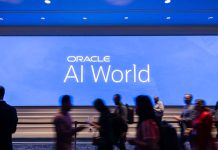 Oracle AI Database eleva el estándar de disponibilidad y seguridad para cargas de trabajo de misión crítica Oracle AI Database ofrece disponibilidad de nivel Platinum para cargas de trabajo de misión crítica, introduce disponibilidad de nivel Diamond para cargas ultra críticas y ayuda a abordar nuevos desafíos de seguridad derivados de la inteligencia artificial y la computación cuántica. Oracle AI World Tour, abril de 2026 — Oracle anunció una serie integral de mejoras para Oracle AI Database. Estas mejoras ayudan a los clientes a alcanzar niveles extremos de disponibilidad y seguridad para todas las aplicaciones de base de datos, así como disponibilidad continua al nivel de bolsas de valores para sus cargas de trabajo más críticas, sin necesidad de realizar cambios en las aplicaciones ni contar con una amplia experiencia técnica interna. “Oracle Database actualmente impulsa a más del 90% de las empresas más grandes del mundo, así como a decenas de miles de empresas más pequeñas, todas las cuales requieren disponibilidad ultra alta y alto rendimiento para sus cargas de trabajo críticas”, afirmó Juan Loaiza, vicepresidente ejecutivo de Oracle AI Database Technologies en Oracle. “Oracle AI Database 26ai en Exadata ahora ofrece disponibilidad de nivel Platinum con tiempos de conmutación por error ante desastres generalmente inferiores a 30 segundos, incluso para clústeres multinodo de alto rendimiento. Esto es hasta 4 veces más rápido que Oracle Database 19c sin requerir cambios en las aplicaciones ni comprometer el rendimiento. Para las aplicaciones más exigentes, Oracle Distributed AI Database y Oracle GoldenGate pueden ofrecer disponibilidad de nivel Diamond con conmutación por error generalmente inferior a tres segundos. También hemos introducido nuevas capacidades de seguridad para abordar riesgos emergentes derivados de la computación cuántica y las filtraciones de datos impulsadas por IA.” La disponibilidad de nivel Gold de Oracle Database está ampliamente implementada por la mayoría de las grandes empresas y gobiernos del mundo. Utiliza Oracle Real Application Clusters para escalar aplicaciones de forma transparente en múltiples computadoras y proteger contra fallas individuales. También utiliza Oracle Active Data Guard para proteger contra desastres, fallas de sitio y fallas de datos. Este nivel Gold logra tiempos de conmutación por error de segundos para aplicaciones de una sola computadora y de pocos minutos para clústeres multinodo de alto rendimiento. Los clientes con disponibilidad de nivel Gold pueden actualizarse a nivel Platinum, con tiempos de conmutación por error generalmente inferiores a 30 segundos, incluso en escenarios entre regiones para clústeres de muy alto rendimiento. El nivel Platinum no requiere cambios en las aplicaciones y está disponible para cualquier carga de trabajo en las principales nubes y en entornos on-premises. Se ofrece sin costo adicional mediante la actualización del software de Oracle Database y Exadata. Oracle también introduce la disponibilidad de nivel Diamond para aplicaciones diseñadas para disponibilidad extrema que se ejecutan en la plataforma Exadata. Este nivel utiliza replicación lógica de bases de datos entre centros de datos o regiones para detectar fallas rápidamente y recuperarse de ellas, incluso en cargas críticas de alto rendimiento. Se implementa mediante clústeres distribuidos activo-activo utilizando Oracle GoldenGate o Oracle Globally Distributed AI Database. Con este nivel, incluso aplicaciones exigentes como el procesamiento de tarjetas de crédito en tiempo real pueden recuperarse de desastres tan rápidamente que los usuarios no perciben interrupciones. Logre disponibilidad de misión crítica con la arquitectura MAA de nivel Platinum La disponibilidad de nivel Platinum ahora está disponible para clientes que utilizan Oracle Active Data Guard y Oracle Real Application Clusters (RAC) en Oracle AI Database 26ai y Exadata, sin necesidad de cambios en las aplicaciones. Todas las aplicaciones pueden beneficiarse de estas capacidades de forma transparente. Entre las mejoras se incluyen: Oracle Data Guard Failover/Switchover: permite conmutaciones por error hasta 4 veces más rápidas, con tiempos típicos inferiores a 30 segundos Oracle Active Data Guard Remote Data Transfers: hasta 2 veces más rápido para datos no cifrados y hasta 9 veces más rápido para datos cifrados Oracle RAC Fast Restart Recovery: recuperación hasta 10 veces más rápida tras fallas Oracle Transparent Application Continuity: aplicaciones continúan sin interrupciones, con fallos de consulta 40% más rápidos y menor consumo de CPU Oracle True Cache: hasta 10 veces más rápido en consultas y 2 veces más en lecturas Oracle Zero Data Loss Autonomous Data Guard: protección sin pérdida de datos para bases autónomas Disponibilidad de nivel Diamond para entornos extremos El nivel Diamond permite lograr cero-pérdida de datos y tiempos de recuperación inferiores a tres segundos mediante: Arquitectura integrada con Oracle AI Database, Exadata, RAC y Data Guard Oracle GoldenGate 26ai: replicación activo-activo con recuperación en 0 a 3 segundos Oracle Globally Distributed AI Database: recuperación automática sin pérdida de datos incluso entre regiones Nuevas capacidades de seguridad Oracle AI Database 26ai incorpora nuevas funciones para enfrentar amenazas emergentes: Oracle Deep Data Security: control de acceso granular basado en identidad y contexto Criptografía post-cuántica: protección contra amenazas futuras de descifrado Database Security Central: visibilidad centralizada de riesgos y configuración Zero Data Loss Recovery: resiliencia ante ransomware y recuperación hasta 5 veces más rápida “Con estas innovaciones, Oracle alcanza un nuevo nivel de disponibilidad, con prácticamente cero tiempo de inactividad y sin pérdida de datos, respondiendo tanto a aplicaciones tradicionales como a nuevas cargas impulsadas por IA”, señaló Holger Mueller, vicepresidente y analista principal de Constellation Research. Oracle AI Database ofrece niveles extremos de disponibilidad, seguridad mejorada y rendimiento escalable, permitiendo a las organizaciones proteger sus datos más críticos y maximizar su valor. Conozca más aquí: Oracle AI Database Mission-Critical Innovations technical blog. Acerca de Oracle Oracle ofrece suites integradas de aplicaciones e infraestructura segura y autónoma en Oracle Cloud. Más información en oracle.com. Marcas registradas Oracle, Java, MySQL y NetSuite son marcas registradas de Oracle Corporation.