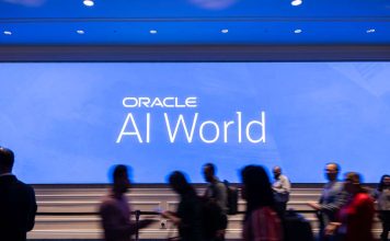 Oracle AI Database eleva el estándar de disponibilidad y seguridad para cargas de trabajo de misión crítica Oracle AI Database ofrece disponibilidad de nivel Platinum para cargas de trabajo de misión crítica, introduce disponibilidad de nivel Diamond para cargas ultra críticas y ayuda a abordar nuevos desafíos de seguridad derivados de la inteligencia artificial y la computación cuántica. Oracle AI World Tour, abril de 2026 — Oracle anunció una serie integral de mejoras para Oracle AI Database. Estas mejoras ayudan a los clientes a alcanzar niveles extremos de disponibilidad y seguridad para todas las aplicaciones de base de datos, así como disponibilidad continua al nivel de bolsas de valores para sus cargas de trabajo más críticas, sin necesidad de realizar cambios en las aplicaciones ni contar con una amplia experiencia técnica interna. “Oracle Database actualmente impulsa a más del 90% de las empresas más grandes del mundo, así como a decenas de miles de empresas más pequeñas, todas las cuales requieren disponibilidad ultra alta y alto rendimiento para sus cargas de trabajo críticas”, afirmó Juan Loaiza, vicepresidente ejecutivo de Oracle AI Database Technologies en Oracle. “Oracle AI Database 26ai en Exadata ahora ofrece disponibilidad de nivel Platinum con tiempos de conmutación por error ante desastres generalmente inferiores a 30 segundos, incluso para clústeres multinodo de alto rendimiento. Esto es hasta 4 veces más rápido que Oracle Database 19c sin requerir cambios en las aplicaciones ni comprometer el rendimiento. Para las aplicaciones más exigentes, Oracle Distributed AI Database y Oracle GoldenGate pueden ofrecer disponibilidad de nivel Diamond con conmutación por error generalmente inferior a tres segundos. También hemos introducido nuevas capacidades de seguridad para abordar riesgos emergentes derivados de la computación cuántica y las filtraciones de datos impulsadas por IA.” La disponibilidad de nivel Gold de Oracle Database está ampliamente implementada por la mayoría de las grandes empresas y gobiernos del mundo. Utiliza Oracle Real Application Clusters para escalar aplicaciones de forma transparente en múltiples computadoras y proteger contra fallas individuales. También utiliza Oracle Active Data Guard para proteger contra desastres, fallas de sitio y fallas de datos. Este nivel Gold logra tiempos de conmutación por error de segundos para aplicaciones de una sola computadora y de pocos minutos para clústeres multinodo de alto rendimiento. Los clientes con disponibilidad de nivel Gold pueden actualizarse a nivel Platinum, con tiempos de conmutación por error generalmente inferiores a 30 segundos, incluso en escenarios entre regiones para clústeres de muy alto rendimiento. El nivel Platinum no requiere cambios en las aplicaciones y está disponible para cualquier carga de trabajo en las principales nubes y en entornos on-premises. Se ofrece sin costo adicional mediante la actualización del software de Oracle Database y Exadata. Oracle también introduce la disponibilidad de nivel Diamond para aplicaciones diseñadas para disponibilidad extrema que se ejecutan en la plataforma Exadata. Este nivel utiliza replicación lógica de bases de datos entre centros de datos o regiones para detectar fallas rápidamente y recuperarse de ellas, incluso en cargas críticas de alto rendimiento. Se implementa mediante clústeres distribuidos activo-activo utilizando Oracle GoldenGate o Oracle Globally Distributed AI Database. Con este nivel, incluso aplicaciones exigentes como el procesamiento de tarjetas de crédito en tiempo real pueden recuperarse de desastres tan rápidamente que los usuarios no perciben interrupciones. Logre disponibilidad de misión crítica con la arquitectura MAA de nivel Platinum La disponibilidad de nivel Platinum ahora está disponible para clientes que utilizan Oracle Active Data Guard y Oracle Real Application Clusters (RAC) en Oracle AI Database 26ai y Exadata, sin necesidad de cambios en las aplicaciones. Todas las aplicaciones pueden beneficiarse de estas capacidades de forma transparente. Entre las mejoras se incluyen: Oracle Data Guard Failover/Switchover: permite conmutaciones por error hasta 4 veces más rápidas, con tiempos típicos inferiores a 30 segundos Oracle Active Data Guard Remote Data Transfers: hasta 2 veces más rápido para datos no cifrados y hasta 9 veces más rápido para datos cifrados Oracle RAC Fast Restart Recovery: recuperación hasta 10 veces más rápida tras fallas Oracle Transparent Application Continuity: aplicaciones continúan sin interrupciones, con fallos de consulta 40% más rápidos y menor consumo de CPU Oracle True Cache: hasta 10 veces más rápido en consultas y 2 veces más en lecturas Oracle Zero Data Loss Autonomous Data Guard: protección sin pérdida de datos para bases autónomas Disponibilidad de nivel Diamond para entornos extremos El nivel Diamond permite lograr cero-pérdida de datos y tiempos de recuperación inferiores a tres segundos mediante: Arquitectura integrada con Oracle AI Database, Exadata, RAC y Data Guard Oracle GoldenGate 26ai: replicación activo-activo con recuperación en 0 a 3 segundos Oracle Globally Distributed AI Database: recuperación automática sin pérdida de datos incluso entre regiones Nuevas capacidades de seguridad Oracle AI Database 26ai incorpora nuevas funciones para enfrentar amenazas emergentes: Oracle Deep Data Security: control de acceso granular basado en identidad y contexto Criptografía post-cuántica: protección contra amenazas futuras de descifrado Database Security Central: visibilidad centralizada de riesgos y configuración Zero Data Loss Recovery: resiliencia ante ransomware y recuperación hasta 5 veces más rápida “Con estas innovaciones, Oracle alcanza un nuevo nivel de disponibilidad, con prácticamente cero tiempo de inactividad y sin pérdida de datos, respondiendo tanto a aplicaciones tradicionales como a nuevas cargas impulsadas por IA”, señaló Holger Mueller, vicepresidente y analista principal de Constellation Research. Oracle AI Database ofrece niveles extremos de disponibilidad, seguridad mejorada y rendimiento escalable, permitiendo a las organizaciones proteger sus datos más críticos y maximizar su valor. Conozca más aquí: Oracle AI Database Mission-Critical Innovations technical blog. Acerca de Oracle Oracle ofrece suites integradas de aplicaciones e infraestructura segura y autónoma en Oracle Cloud. Más información en oracle.com. Marcas registradas Oracle, Java, MySQL y NetSuite son marcas registradas de Oracle Corporation.