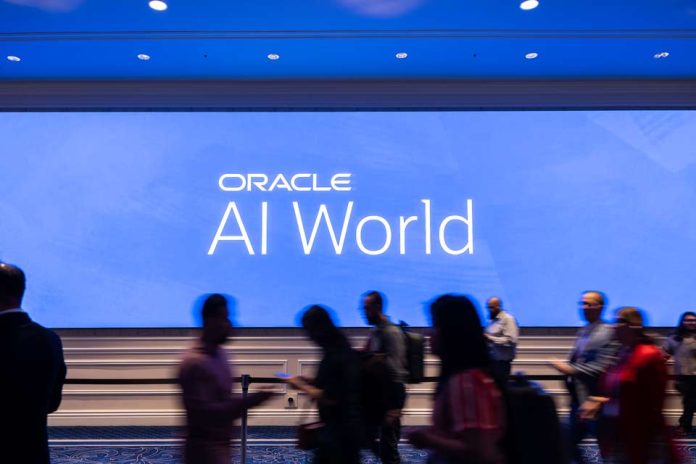 Oracle AI Database eleva el estándar de disponibilidad y seguridad para cargas de trabajo de misión crítica Oracle AI Database ofrece disponibilidad de nivel Platinum para cargas de trabajo de misión crítica, introduce disponibilidad de nivel Diamond para cargas ultra críticas y ayuda a abordar nuevos desafíos de seguridad derivados de la inteligencia artificial y la computación cuántica. Oracle AI World Tour, abril de 2026 — Oracle anunció una serie integral de mejoras para Oracle AI Database. Estas mejoras ayudan a los clientes a alcanzar niveles extremos de disponibilidad y seguridad para todas las aplicaciones de base de datos, así como disponibilidad continua al nivel de bolsas de valores para sus cargas de trabajo más críticas, sin necesidad de realizar cambios en las aplicaciones ni contar con una amplia experiencia técnica interna. “Oracle Database actualmente impulsa a más del 90% de las empresas más grandes del mundo, así como a decenas de miles de empresas más pequeñas, todas las cuales requieren disponibilidad ultra alta y alto rendimiento para sus cargas de trabajo críticas”, afirmó Juan Loaiza, vicepresidente ejecutivo de Oracle AI Database Technologies en Oracle. “Oracle AI Database 26ai en Exadata ahora ofrece disponibilidad de nivel Platinum con tiempos de conmutación por error ante desastres generalmente inferiores a 30 segundos, incluso para clústeres multinodo de alto rendimiento. Esto es hasta 4 veces más rápido que Oracle Database 19c sin requerir cambios en las aplicaciones ni comprometer el rendimiento. Para las aplicaciones más exigentes, Oracle Distributed AI Database y Oracle GoldenGate pueden ofrecer disponibilidad de nivel Diamond con conmutación por error generalmente inferior a tres segundos. También hemos introducido nuevas capacidades de seguridad para abordar riesgos emergentes derivados de la computación cuántica y las filtraciones de datos impulsadas por IA.” La disponibilidad de nivel Gold de Oracle Database está ampliamente implementada por la mayoría de las grandes empresas y gobiernos del mundo. Utiliza Oracle Real Application Clusters para escalar aplicaciones de forma transparente en múltiples computadoras y proteger contra fallas individuales. También utiliza Oracle Active Data Guard para proteger contra desastres, fallas de sitio y fallas de datos. Este nivel Gold logra tiempos de conmutación por error de segundos para aplicaciones de una sola computadora y de pocos minutos para clústeres multinodo de alto rendimiento. Los clientes con disponibilidad de nivel Gold pueden actualizarse a nivel Platinum, con tiempos de conmutación por error generalmente inferiores a 30 segundos, incluso en escenarios entre regiones para clústeres de muy alto rendimiento. El nivel Platinum no requiere cambios en las aplicaciones y está disponible para cualquier carga de trabajo en las principales nubes y en entornos on-premises. Se ofrece sin costo adicional mediante la actualización del software de Oracle Database y Exadata. Oracle también introduce la disponibilidad de nivel Diamond para aplicaciones diseñadas para disponibilidad extrema que se ejecutan en la plataforma Exadata. Este nivel utiliza replicación lógica de bases de datos entre centros de datos o regiones para detectar fallas rápidamente y recuperarse de ellas, incluso en cargas críticas de alto rendimiento. Se implementa mediante clústeres distribuidos activo-activo utilizando Oracle GoldenGate o Oracle Globally Distributed AI Database. Con este nivel, incluso aplicaciones exigentes como el procesamiento de tarjetas de crédito en tiempo real pueden recuperarse de desastres tan rápidamente que los usuarios no perciben interrupciones. Logre disponibilidad de misión crítica con la arquitectura MAA de nivel Platinum La disponibilidad de nivel Platinum ahora está disponible para clientes que utilizan Oracle Active Data Guard y Oracle Real Application Clusters (RAC) en Oracle AI Database 26ai y Exadata, sin necesidad de cambios en las aplicaciones. Todas las aplicaciones pueden beneficiarse de estas capacidades de forma transparente. Entre las mejoras se incluyen: Oracle Data Guard Failover/Switchover: permite conmutaciones por error hasta 4 veces más rápidas, con tiempos típicos inferiores a 30 segundos Oracle Active Data Guard Remote Data Transfers: hasta 2 veces más rápido para datos no cifrados y hasta 9 veces más rápido para datos cifrados Oracle RAC Fast Restart Recovery: recuperación hasta 10 veces más rápida tras fallas Oracle Transparent Application Continuity: aplicaciones continúan sin interrupciones, con fallos de consulta 40% más rápidos y menor consumo de CPU Oracle True Cache: hasta 10 veces más rápido en consultas y 2 veces más en lecturas Oracle Zero Data Loss Autonomous Data Guard: protección sin pérdida de datos para bases autónomas Disponibilidad de nivel Diamond para entornos extremos El nivel Diamond permite lograr cero-pérdida de datos y tiempos de recuperación inferiores a tres segundos mediante: Arquitectura integrada con Oracle AI Database, Exadata, RAC y Data Guard Oracle GoldenGate 26ai: replicación activo-activo con recuperación en 0 a 3 segundos Oracle Globally Distributed AI Database: recuperación automática sin pérdida de datos incluso entre regiones Nuevas capacidades de seguridad Oracle AI Database 26ai incorpora nuevas funciones para enfrentar amenazas emergentes: Oracle Deep Data Security: control de acceso granular basado en identidad y contexto Criptografía post-cuántica: protección contra amenazas futuras de descifrado Database Security Central: visibilidad centralizada de riesgos y configuración Zero Data Loss Recovery: resiliencia ante ransomware y recuperación hasta 5 veces más rápida “Con estas innovaciones, Oracle alcanza un nuevo nivel de disponibilidad, con prácticamente cero tiempo de inactividad y sin pérdida de datos, respondiendo tanto a aplicaciones tradicionales como a nuevas cargas impulsadas por IA”, señaló Holger Mueller, vicepresidente y analista principal de Constellation Research. Oracle AI Database ofrece niveles extremos de disponibilidad, seguridad mejorada y rendimiento escalable, permitiendo a las organizaciones proteger sus datos más críticos y maximizar su valor. Conozca más aquí: Oracle AI Database Mission-Critical Innovations technical blog. Acerca de Oracle Oracle ofrece suites integradas de aplicaciones e infraestructura segura y autónoma en Oracle Cloud. Más información en oracle.com. Marcas registradas Oracle, Java, MySQL y NetSuite son marcas registradas de Oracle Corporation.