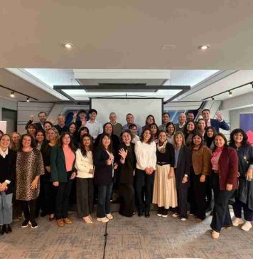 Se profundiza brecha de confianza entre quienes tienen personas a cargo y las que no lo tienen