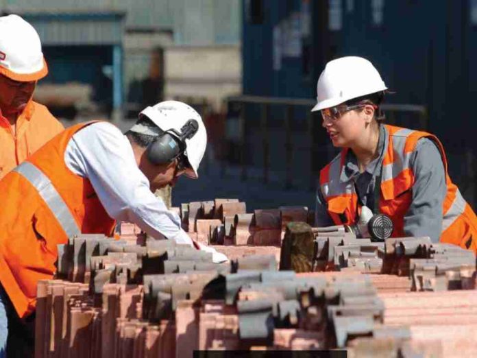 Sueldos en Chile 2026: experiencia y escasez de talento elevan rentas en minería, finanzas y tecnología