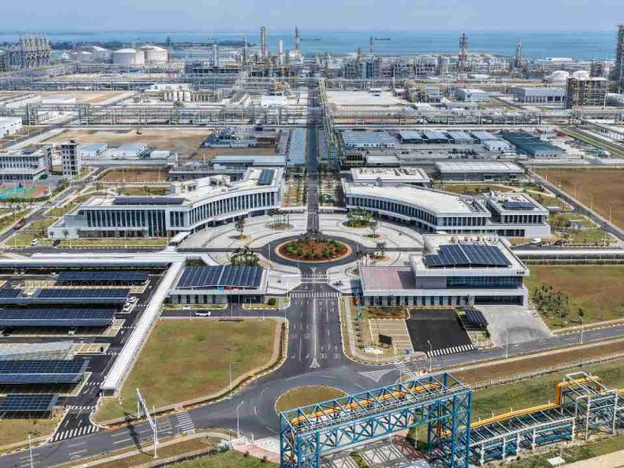 Transformación Industrial: Inauguran en China la primera planta petroquímica impulsada 100% por energía renovable