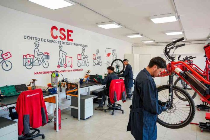 Correoschile inaugura su primer centro de soporte de electromovilidad para la última milla
