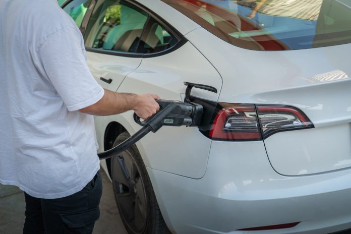 ¿Qué seguros existen hoy para autos híbridos y eléctricos y qué mirar antes de contratar uno?