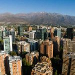 Reportaje | Las 10 comunas con más viviendas de adultos mayores que quedarían exentas del pago de contribuciones