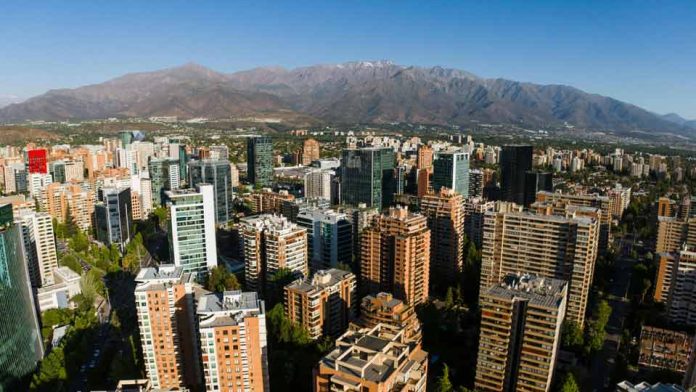 Reportaje | Las 10 comunas con más viviendas de adultos mayores que quedarían exentas del pago de contribuciones