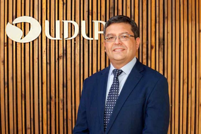 Dr. Lorenzo Reyes Bozo Decano Facultad de Ingeniería y Negocios Universidad de Las Américas