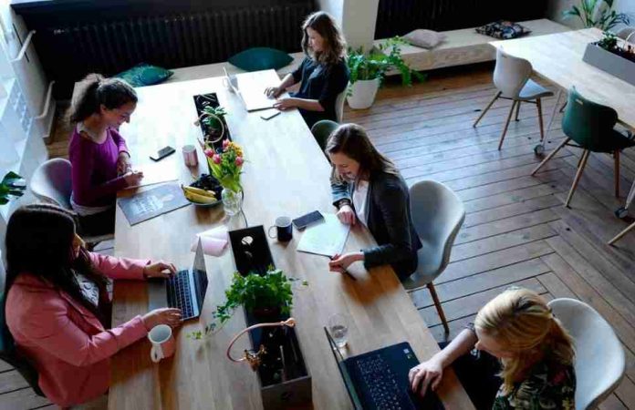 Mes de las Madres: ampliando la participación femenina en el mercado laboral 