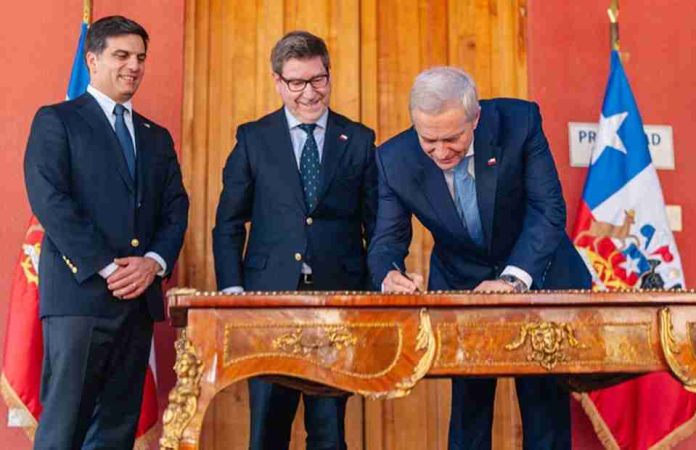 Presidente Kast firma proyecto de ley que simplifica y aporta certeza a régimen de patentes mineras