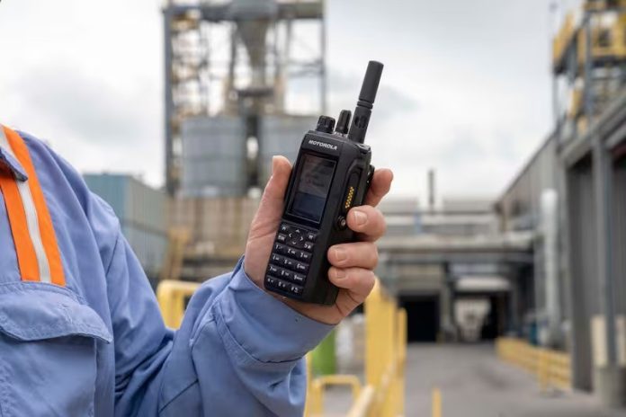 ¿Tu equipo pierde el tiempo cruzando el almacén? El truco definitivo para mejorar la logística interna, radio motorola
