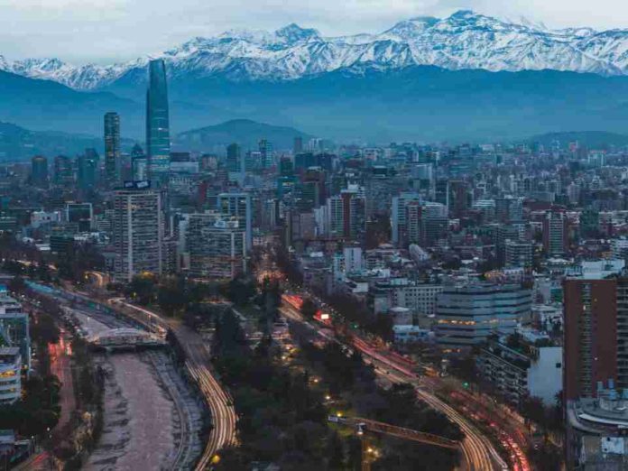 ¿Es Chile un país atractivo para invertir? Estudio global lo ubica entre las 20 economías más complejas para hacer negocios¿Es Chile un país atractivo para invertir? Estudio global lo ubica entre las 20 economías más complejas para hacer negocios