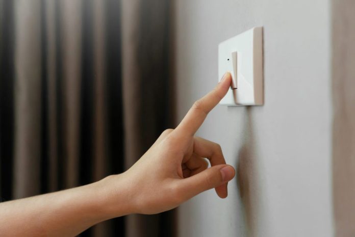 Alza de la luz profundiza la asfixia económica