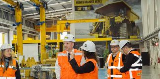 Embajador de Estados Unidos visita Centro de Instrucción Técnica de Finning en Antofagasta