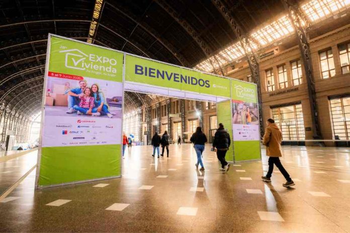 Segunda jornada de ExpoVivienda 2026: familias llegaron a Estación Mapocho atraídas por subsidios y asesoría financiera para optar a la casa propia
