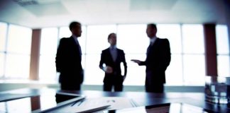 Inversionistas aumentan compras en medio de la incertidumbre: combinan bancos locales, ETF y activos de cobertura