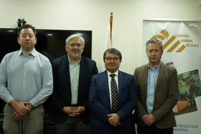 La Cámara Minera de Chile y Universidad Andrés Bello potencian alianza estratégica para la formación de la minería del futuro