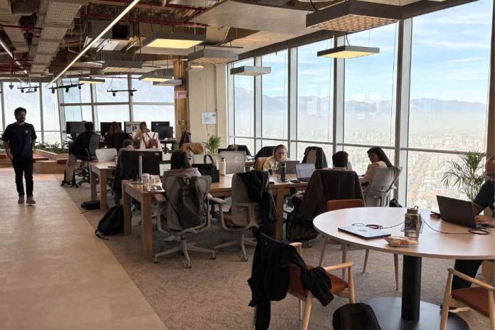 Mercado Libre, nuevas oficinas en Costanera Center Mercado Libre inaugura nuevas oficinas de 6.000 m2 en el Costanera Center