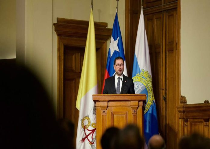 Ministro Pérez Mackenna expone principios de la política exterior y destaca estrategia para fortalecer la inserción de Chile en el mundo Ministro Pérez Mackenna expone principios de la política exterior y destaca estrategia para fortalecer la inserción de Chile en el mundo