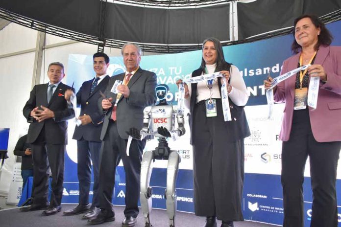 Plataforma de innovación de EXPONOR inauguró su nueva edición con el robot humanoide de la UCSC
