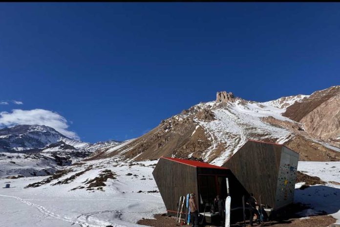 Proyecto “Los 16 de Chile” inicia programa de capacitaciones para potenciar el turismo sostenible en el Refugio Volcán Tupungato Proyecto “Los 16 de Chile” inicia programa de capacitaciones para potenciar el turismo sostenible en el Refugio Volcán Tupungato