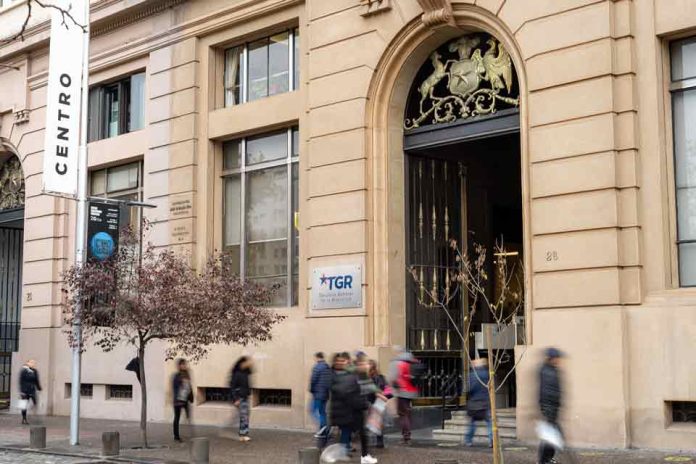 TGR descarta negligencia en cobranza a sociedad ligada a Cugat 