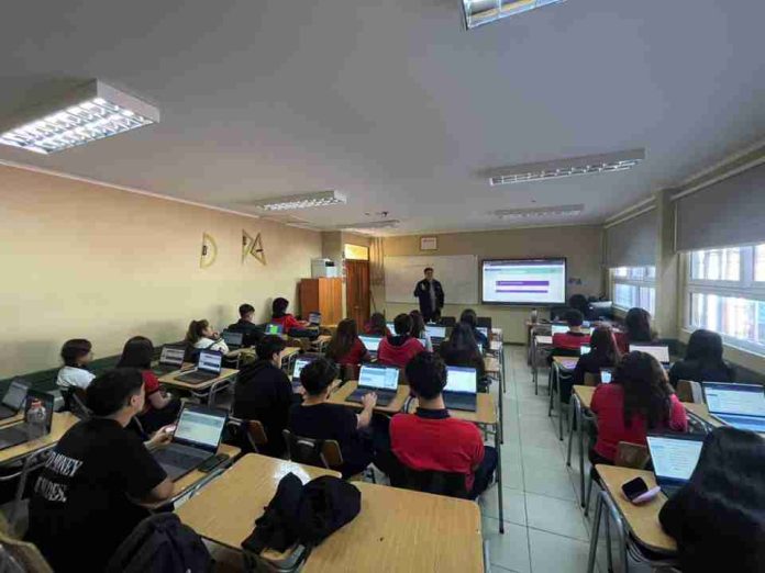 Universidad de Chile impulsa modelo para enfrentar desigualdad en el acceso a los cursos electivos del plan de formación diferenciada en enseñanza media (1) Universidad de Chile impulsa modelo para enfrentar desigualdad en el acceso a los cursos electivos del plan de formación diferenciada en enseñanza media