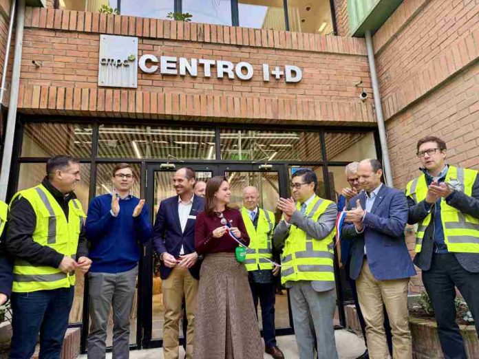 Innovar para transformar CMPC inaugura centro que impulsará la próxima generación de desarrollos para la industria forestal Innovar para transformar: CMPC inaugura centro que impulsará la próxima generación de desarrollos para la industria forestal