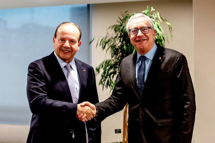 Jorge Gómez, presidente ejecutivo de Codelco, y Bernardo Fontaine, presidente del directorio Jorge Gómez inició hoy sus funciones como presidente ejecutivo de Codelco