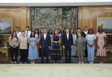 La Reina recibe a los becados de la FMBBVA y visita la exposición virtual de uno de ellos 