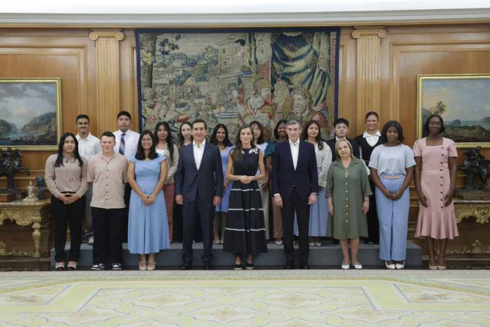 La Reina recibe a los becados de la FMBBVA y visita la exposición virtual de uno de ellos 