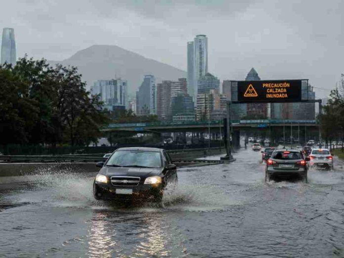 Reportaje Estudio alerta que 7 de cada 10 habitantes del Gran Santiago viven en zonas altamente susceptibles a inundaciones por lluvias intensas Reportaje | Estudio alerta que 7 de cada 10 habitantes del Gran Santiago viven en zonas altamente susceptibles a inundaciones por lluvias intensas