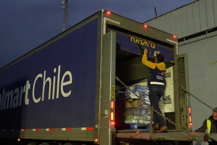 Walmart Chile envía 7,5 toneladas de ayuda a comunidades aisladas mediante puente aéreo a la provincia del Huasco Walmart Chile envía 7,5 toneladas de ayuda a comunidades aisladas mediante puente aéreo a la provincia del Huasco