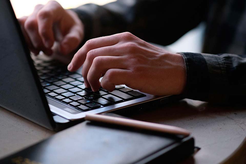 Cómo elegir la notebook ideal para tus necesidades en 2026. Componentes que realmente importan: procesador, RAM y almacenamiento. Notebook 14 pulgadas y notebook i7: opciones populares