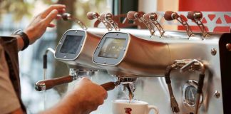 A 125 años de la innovación de Luigi Bezzera: cafeterías chilenas apuestan por máquinas espresso de última generación