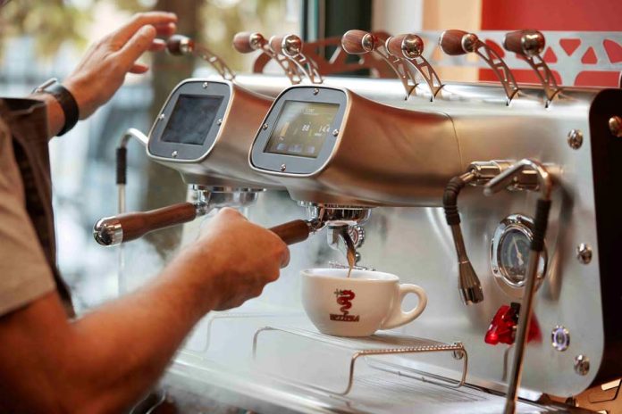 A 125 años de la innovación de Luigi Bezzera: cafeterías chilenas apuestan por máquinas espresso de última generación